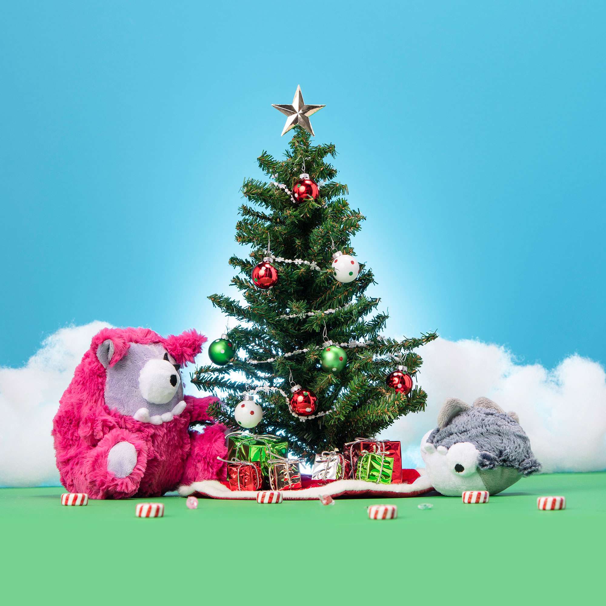 Lili and Spuggie Plush Toy Decorating Christmas Tree